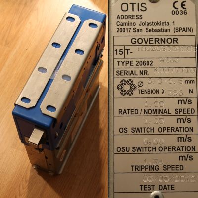 Ограничитель скорости 1,6 м/с, ПРАВЫЙ, трос 6,0...6,5 мм, с кронштейном и контактом